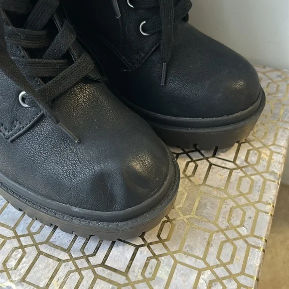 Torrid Sweater Detail Heeled Hiker Booties Women's size 6WW - Picture 4 of 9